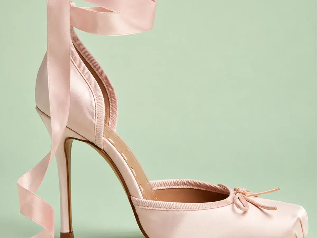 Side profile of the Larina showing the d'Orsay arch and four-inch stiletto
