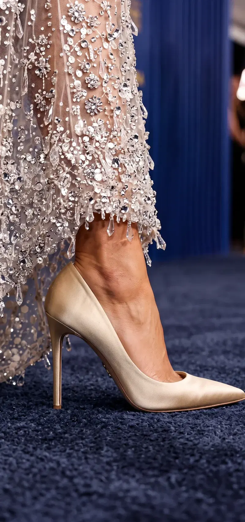 Sam Edelman Hazel pump in champagne satin recreated in the same red-carpet scene