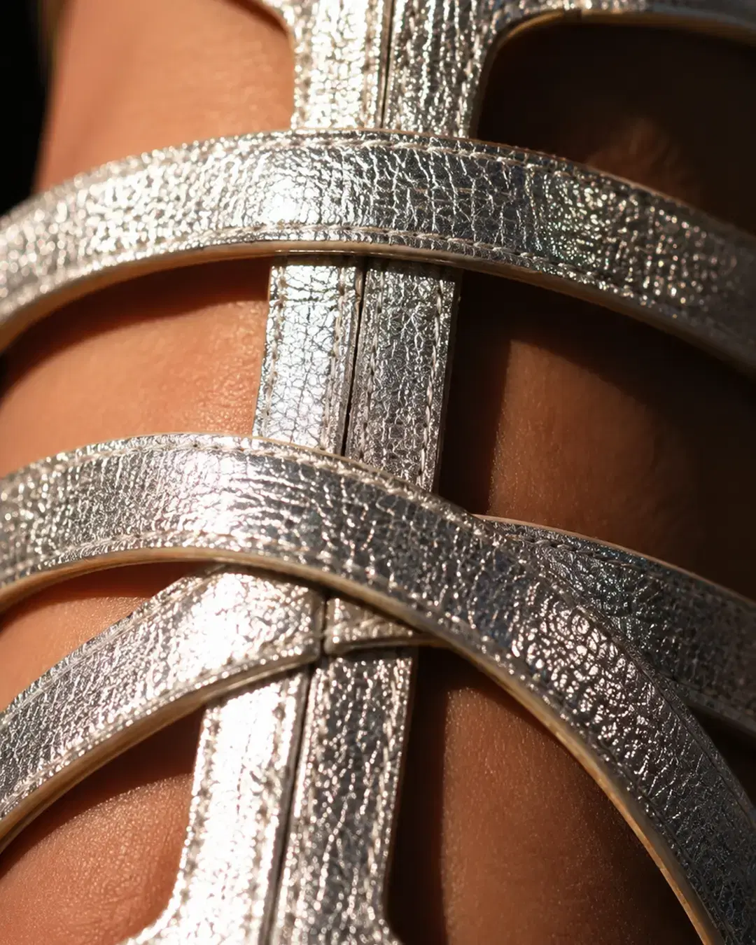 Macro of the crisscross metallic straps over the central T-bar